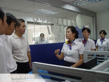 '></center><br />
　　據介紹，12301廣西旅游呼叫中心是一個定位于多媒體技術，整合各種資源、支持多種接入方式、全面服務公眾的旅游信息公共服務平臺。主要內容包括：旅游咨詢、旅游宣傳推廣、旅游投訴、旅游救援和旅游政策發布等，后續還將為游客提供酒店預訂、機票預訂、旅游度假預訂、商務預訂、客戶服務等全方位即時便捷的預訂服務。目前，12301廣西旅游呼叫中心設立8個呼叫坐席，提供24小時的服務。<br />
　　當天，與12301廣西旅游呼叫中心在廣西區旅游局同時揭牌的還有廣西南寧天桂旅游信息服務有限公司，該公司作為一家高科技旅游信息服務公司，將在廣西旅游局的監督指導下運營12301廣西旅游呼叫中心。<br />
　　有關人士表示，12301廣西旅游呼叫中心的建成運營，一方面，將為旅游企業和旅游者提供更豐富的旅游咨詢和服務；另一方面，將能更好地宣傳廣西旅游資源，樹立廣西旅游的良好形象，實現通信產業和旅游產業的良性互動發展，從而加快廣西旅游強省的建設步伐。<p align=